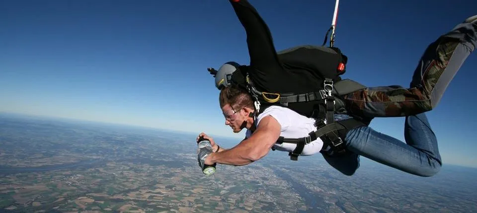 Weltrekord-Mission SkyROC: Der Erste im freien Fall zubereitete und getrunkene Proteinshake!