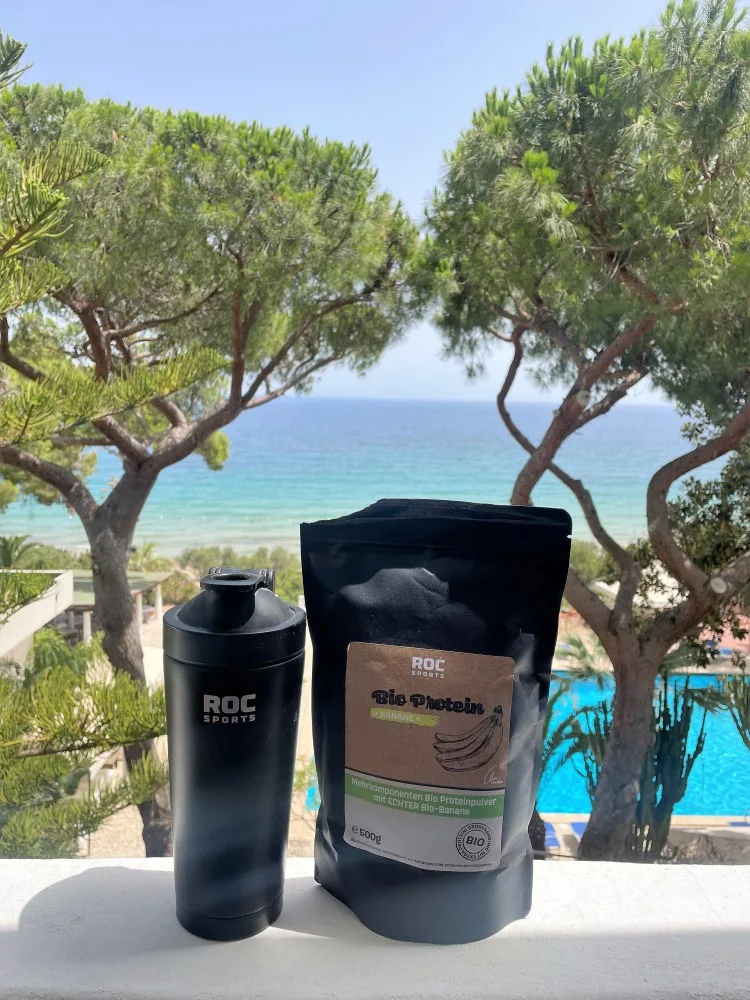 Immer mit dabei: ROC-Sports Thermos-Shaker und Bio Protein